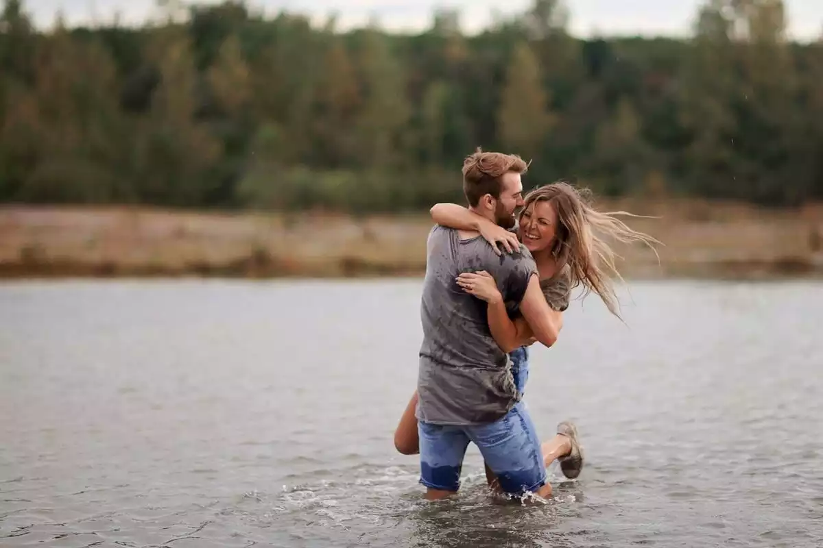 pareja en un lago
