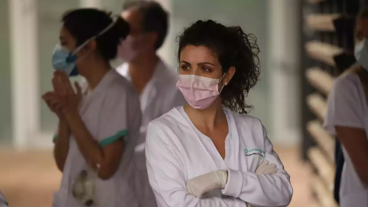 Una sanitària de l'Hospital Quirónsalud durant el minut de silenci per la mort per coronavirus d'una doctora