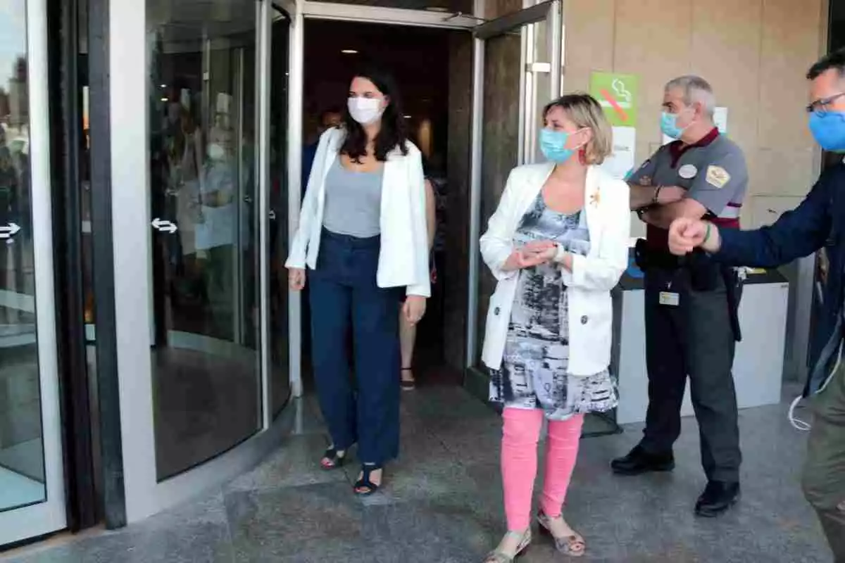 Imatge de la consellera de Salut, Alba Vergés, sortint de l'Hospital Arnau de Vilanova de Lleida