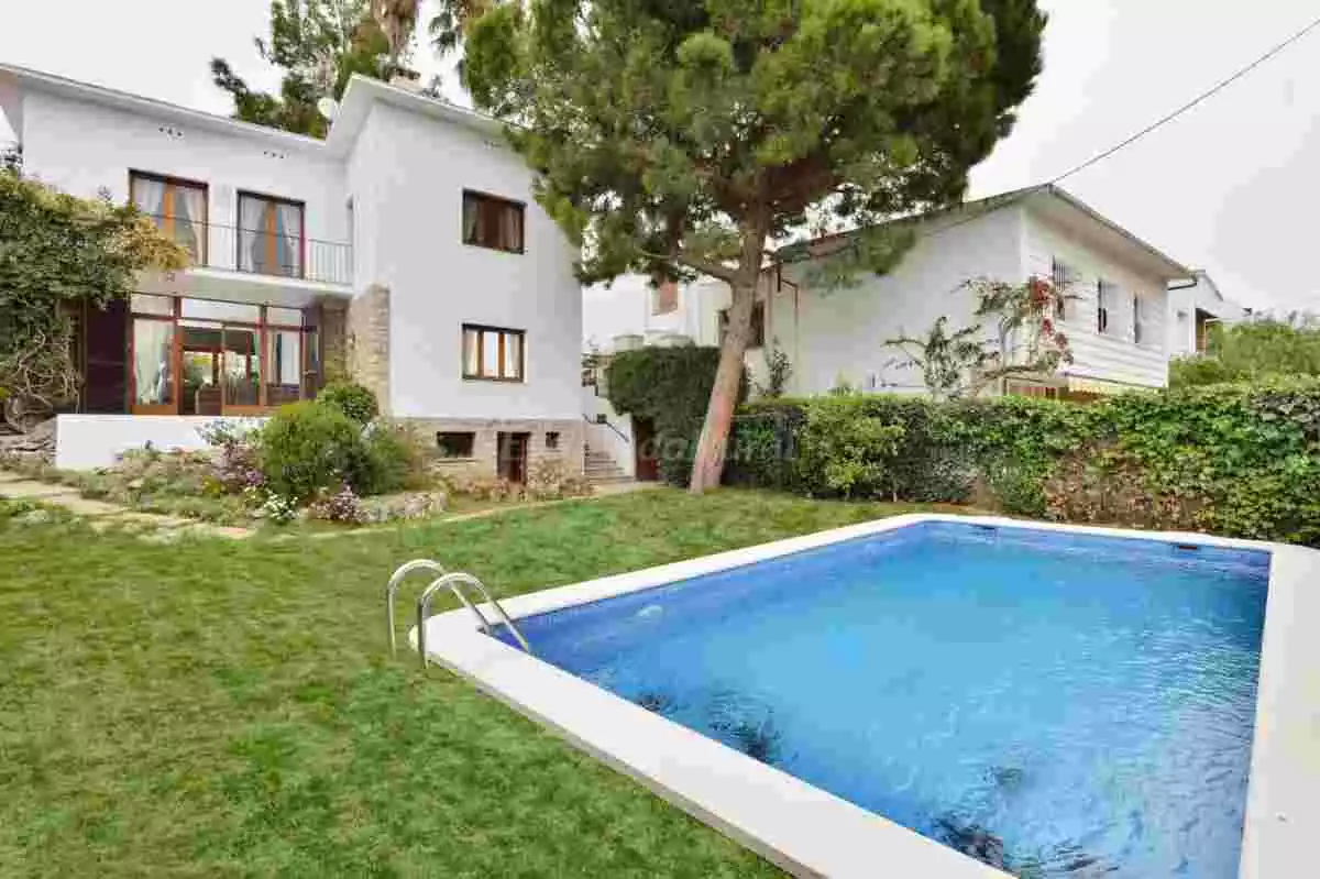 Imatge promocional del xalet amb piscina de Sitges, que s'anuncia al web Escapada Rural
