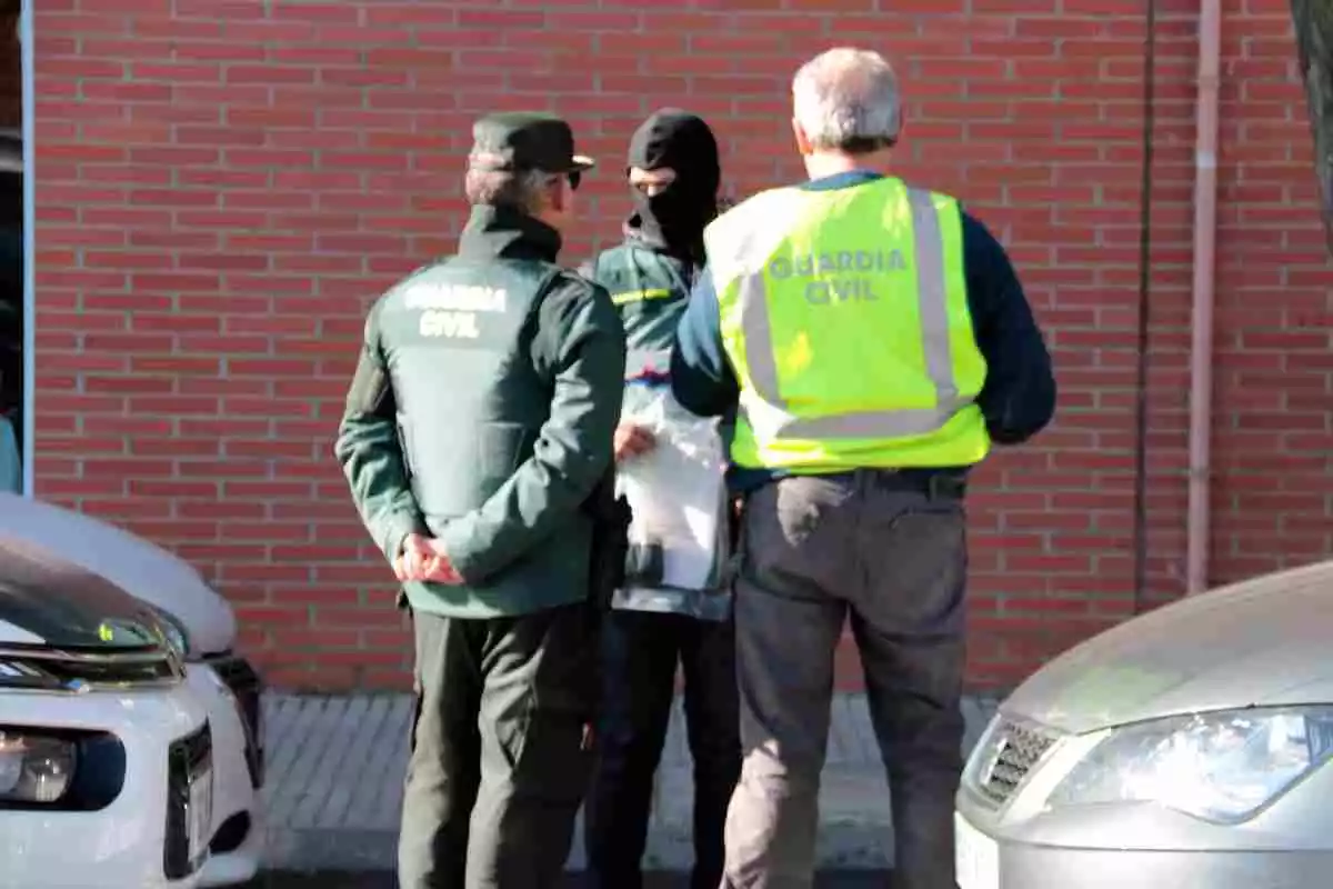 Agents de la Guàrdia Civil a l'exterior d'un edifici de Torrefarrera en el marc d'una operació contra la immigració il·legal