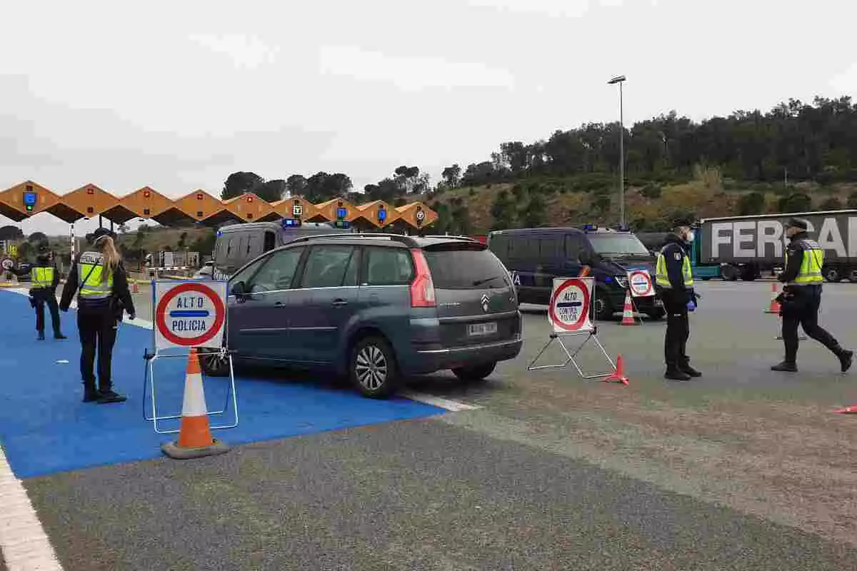 Imatge d'un control policial a la frontera entre Espanya i França a la Junquera.