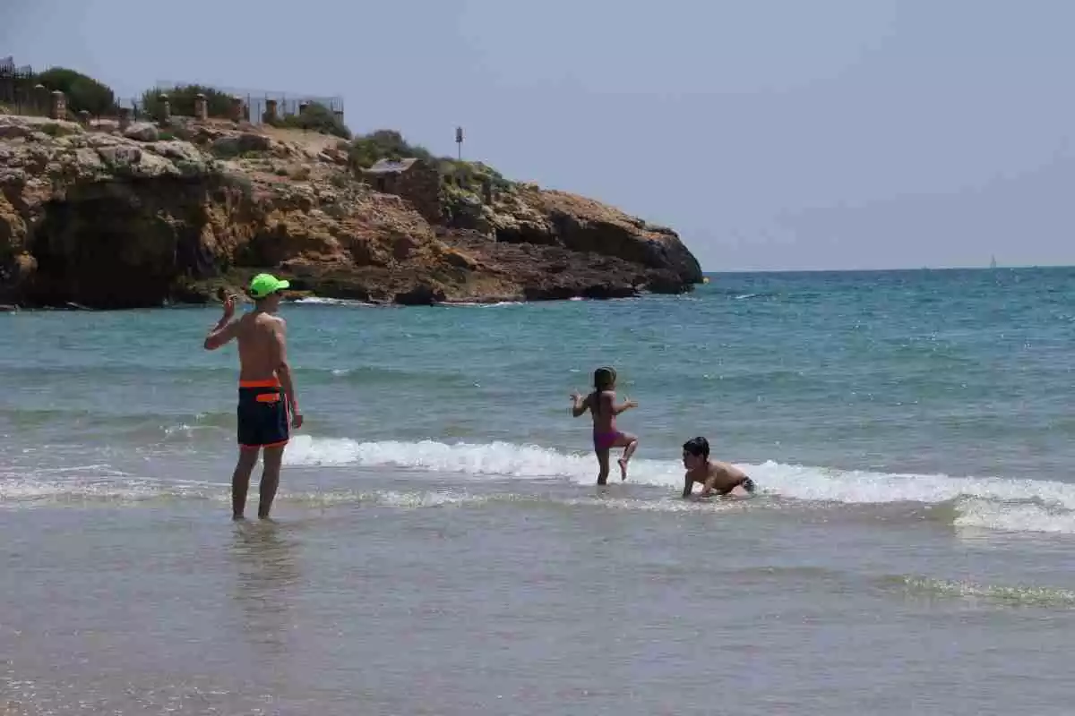 Pla general de persones banyant-se a la platja de l'Arrabassada de Tarragona