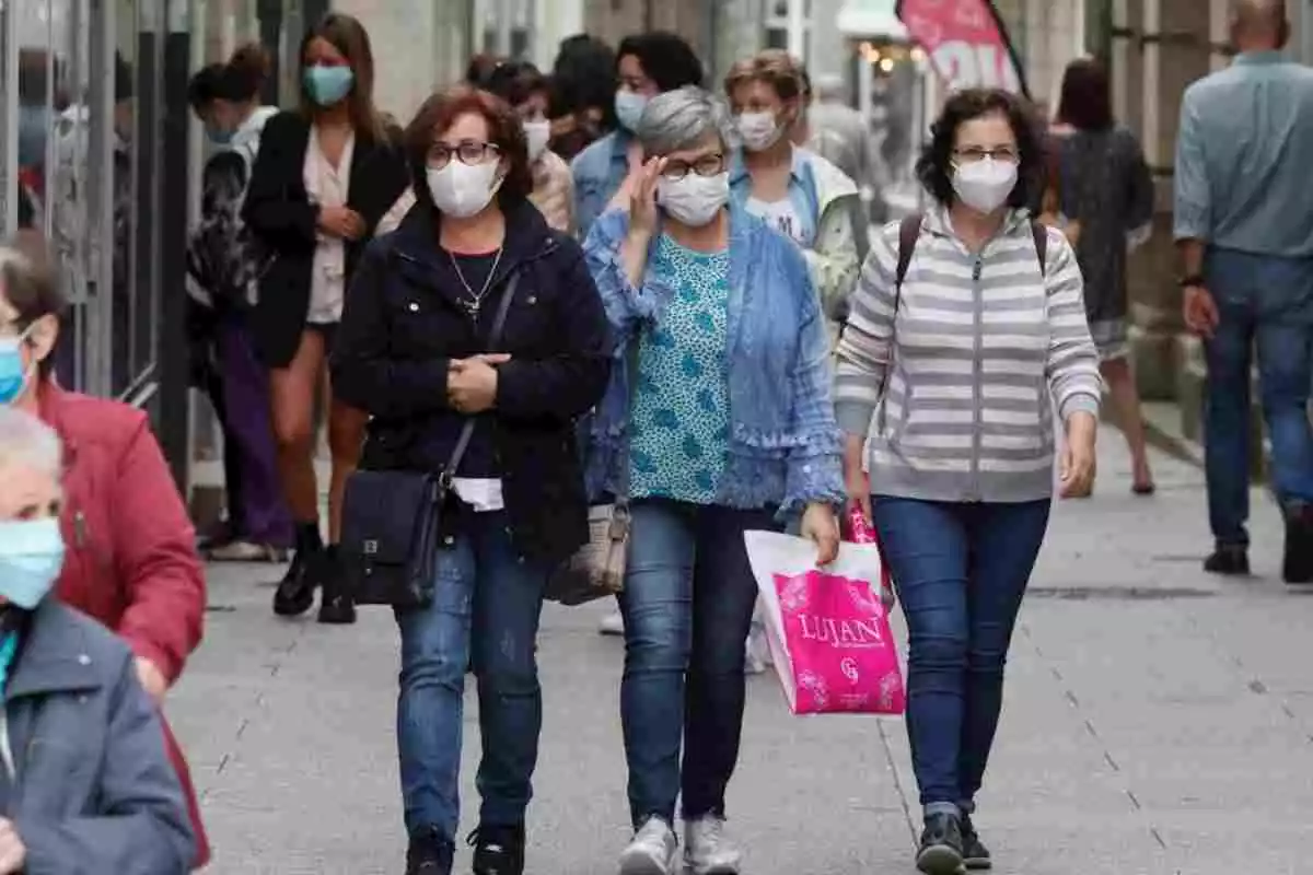 Diverses persones amb mascareta passegen pels carrers de Viveiro, a Lugo