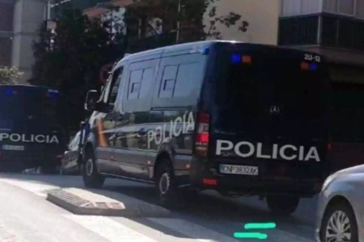Furgó de la Policia Nacional a Badalona