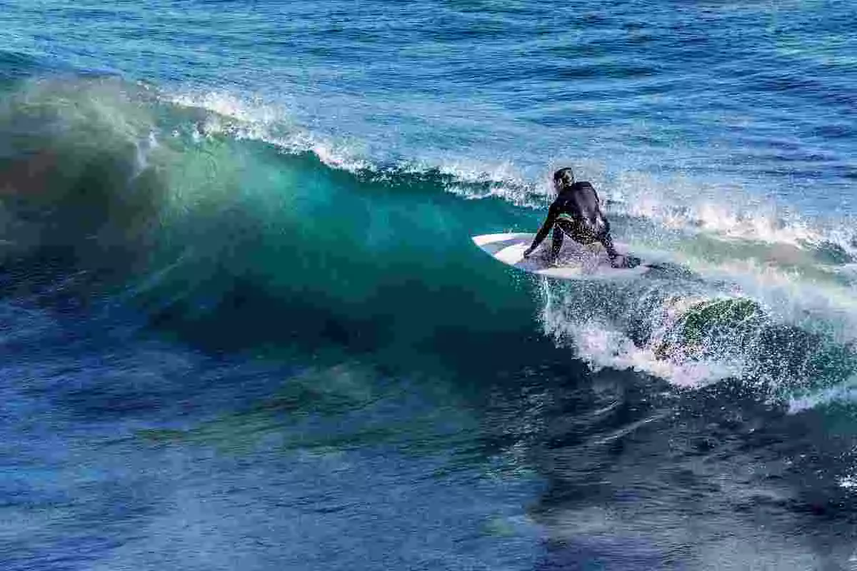 Imatge d'arxiu d'un surfista