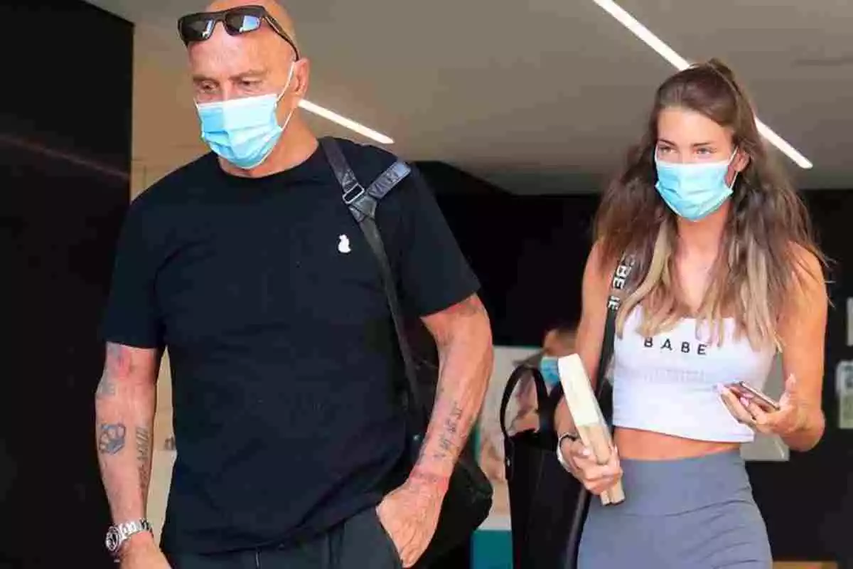 Kiko Matamoros i la seva parella, Marta López, sortint de l'hospital després de l'operació de vesícula de Kiko (29 juliol 2020)