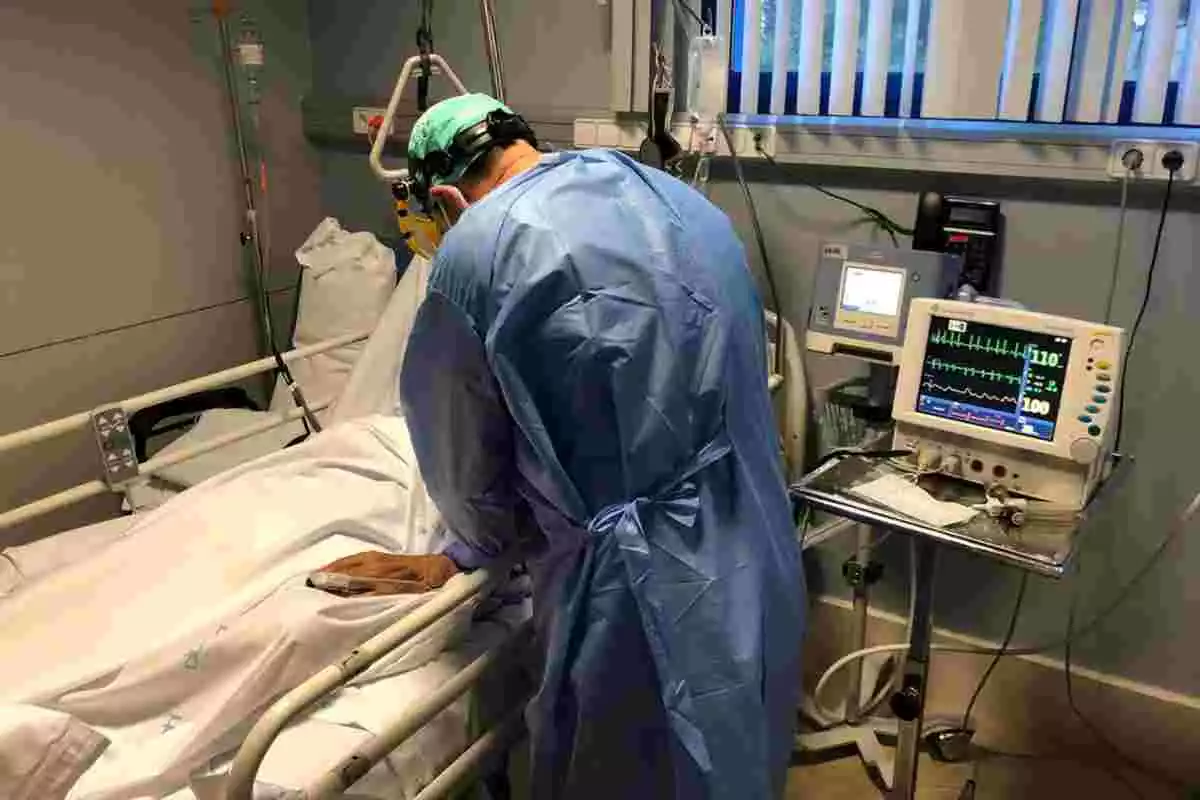 Pla general d'un professional sanitari atenent una pacient al servei d'urgències a l'Hospital de Palamós el 28 d'abril de 2020