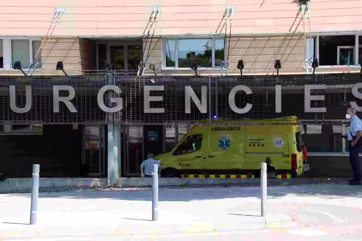 Pla obert de l'entrada de l'edifici d'Urgències de l'Hospital Arnau de Vilanova de Lleida en el moment de l'arribada d'una ambulància. Imatge del 17 de juliol de 2020