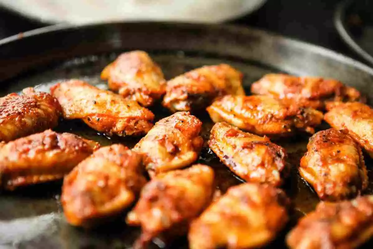 Unas alitas de pollo fritas