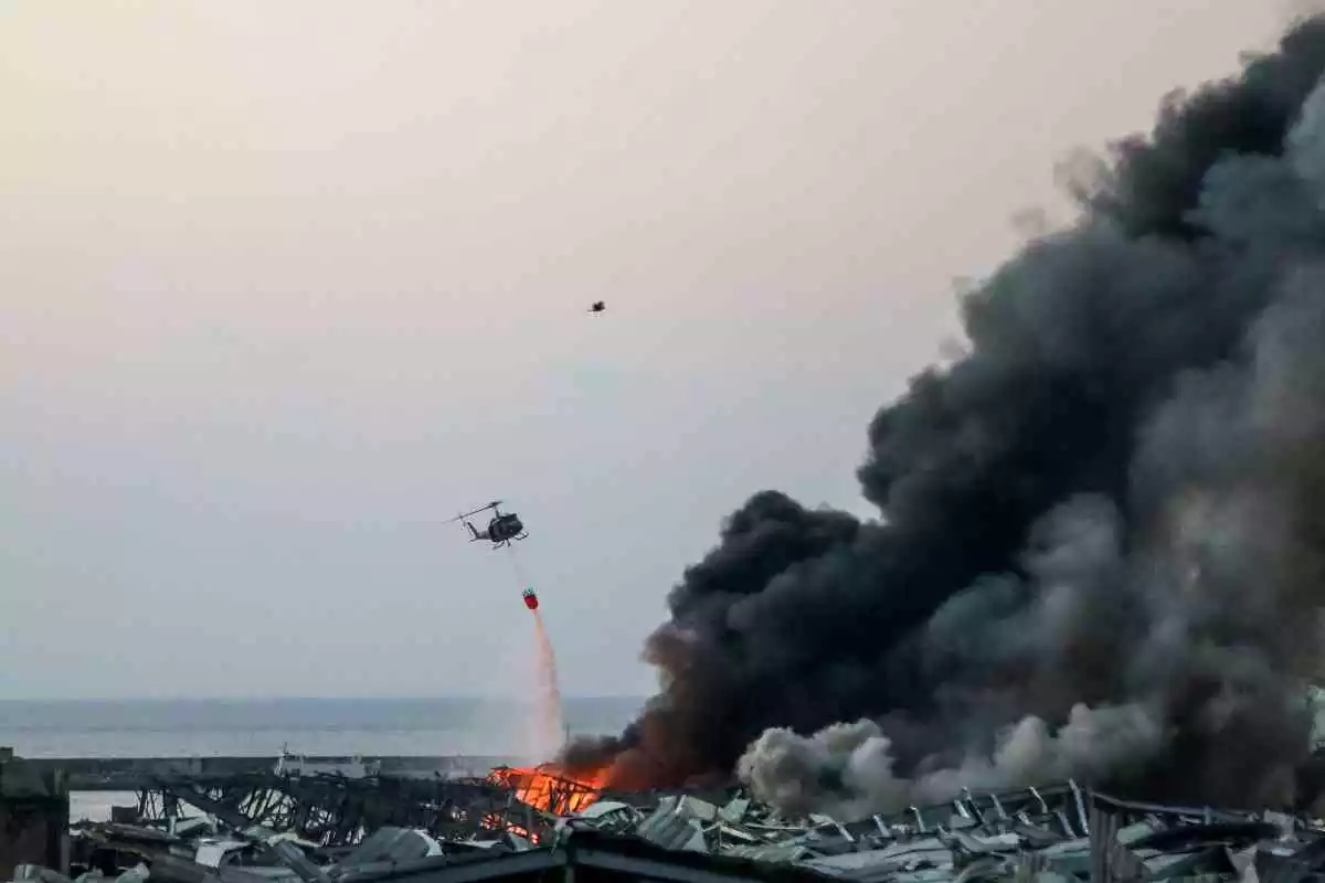 Helicòpter d'emergències intentant frenar el foc provocat a Beirut després de la brutal explosió al seu port (04-08-2020)