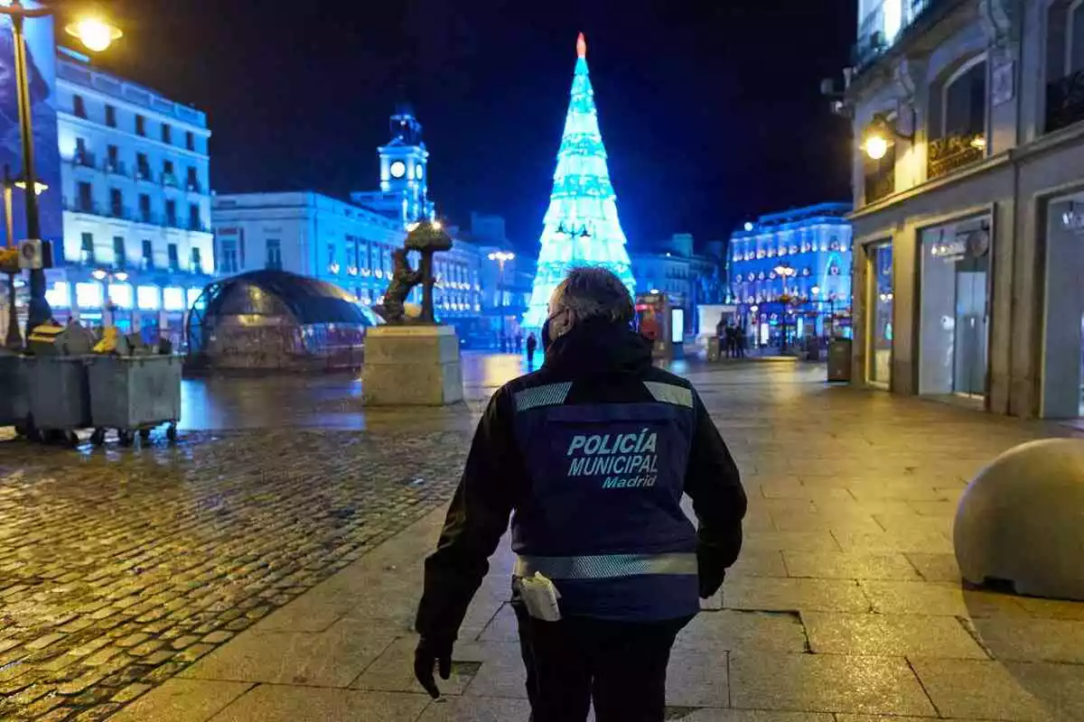 Un agente de la Policía Municipal de Madrid en la Puerta del Sol de Noche