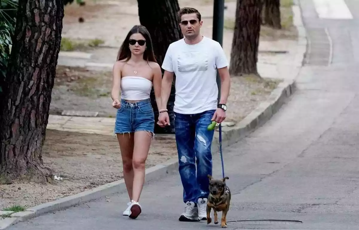 Imagen de Alfonso Merlos y Alexia Rivas paseando junto a su mascota