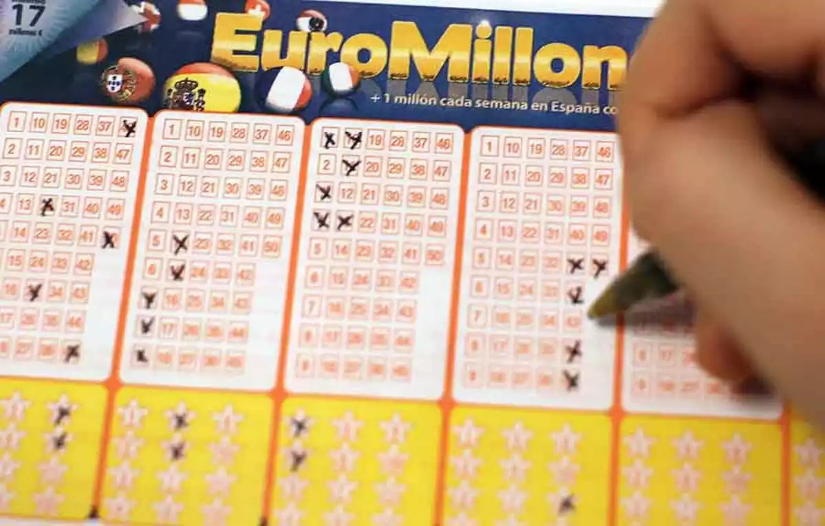 Un jugador rellenando las casillas en un boleto de lotería del Euromillones