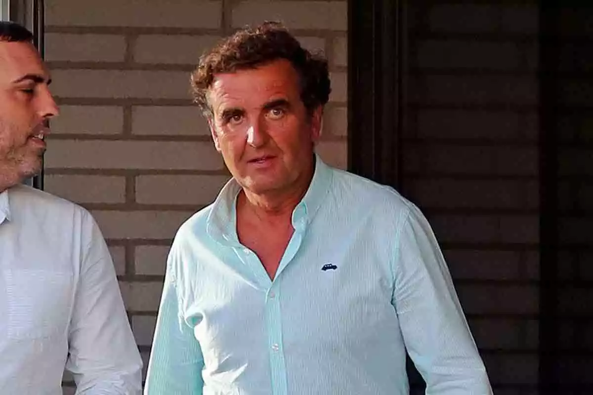 Antonio Montero, con camisa azul, a la salida de un centro de salud