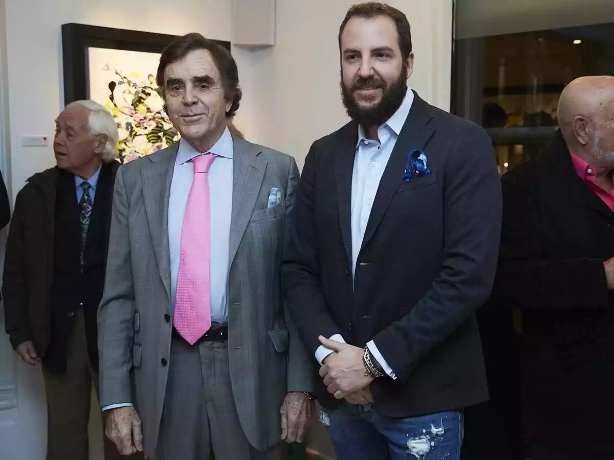 Borja Thyssen junto a su padre biológico Manolo Segura en una exposición de arte