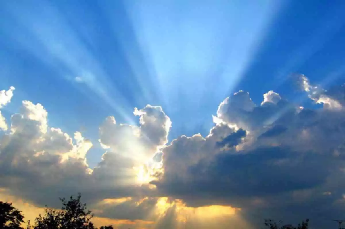 Imagen de un cumulonimbus tapando el sol