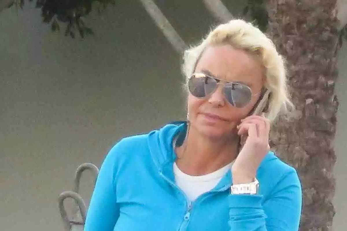 Leticia Sabater en la calle hablando por teléfono