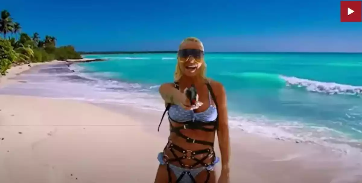 Leticia Sabater con un singular bikini en el videoclip de su nueva canción veraniega