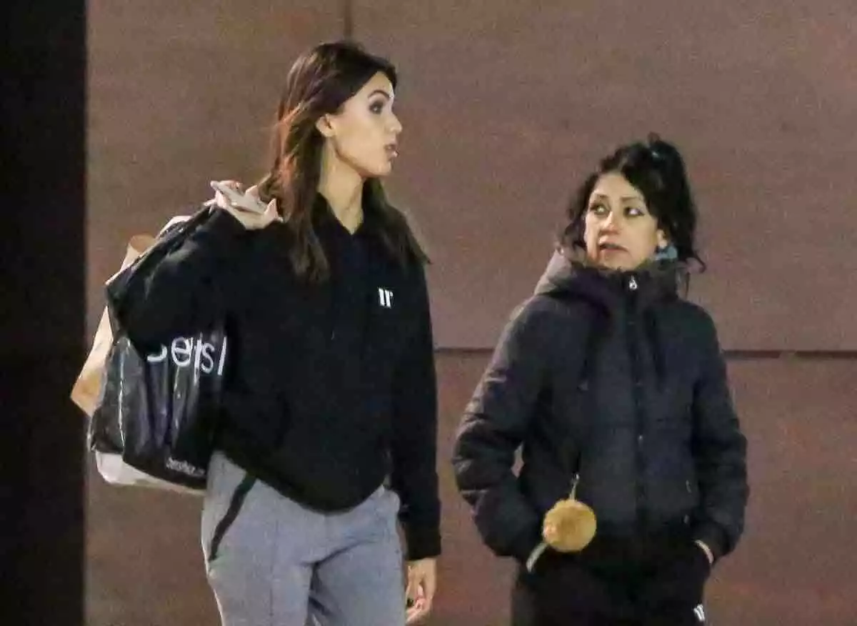 Maite Galdeano y su hija Sofía Suescun andando por la calle, de compras