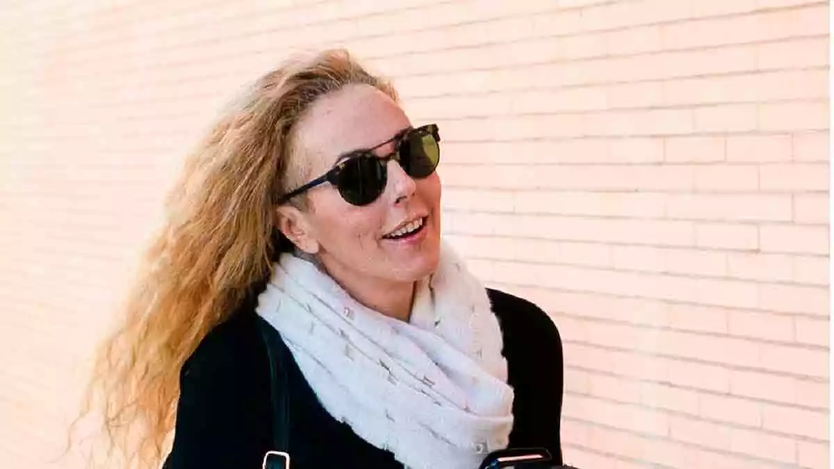 Rocío Carrasco con gafas de sol y pañuelo blanco en la calle