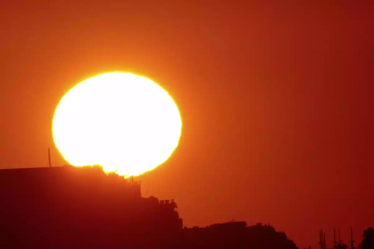 Imagen de una salida de sol en Cataluña
