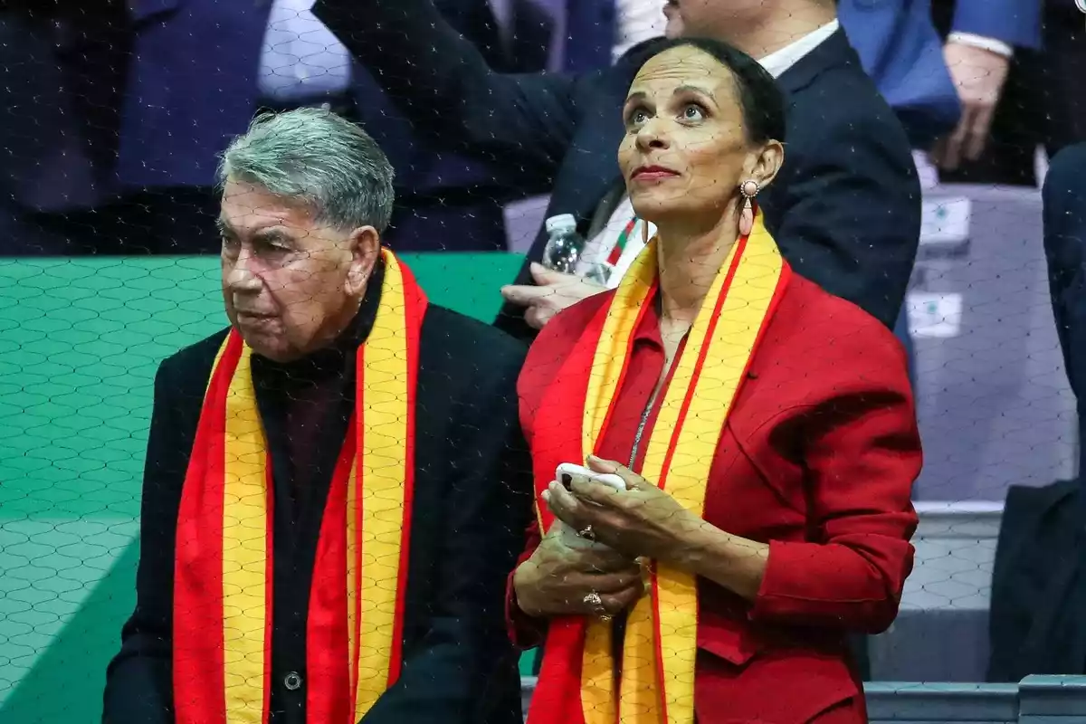 El ex tenista Manolo Santana y su esposa Claudia Rodríguez durante la final de la Copa Davis 2019 en La Caja Mágica el 24 de noviembre de 2019 en Madrid