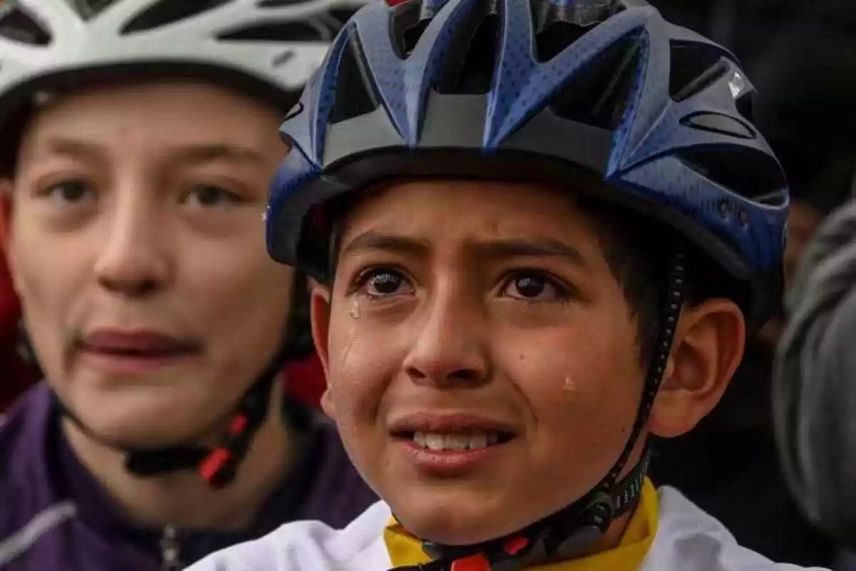 El niño Julian, de 13 años, llorando en el Tour