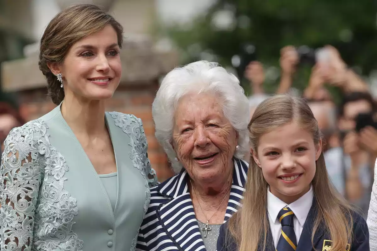 La reina Letizia junto a su abuela Menchu Álvarez del Valle y la infanta Sofía