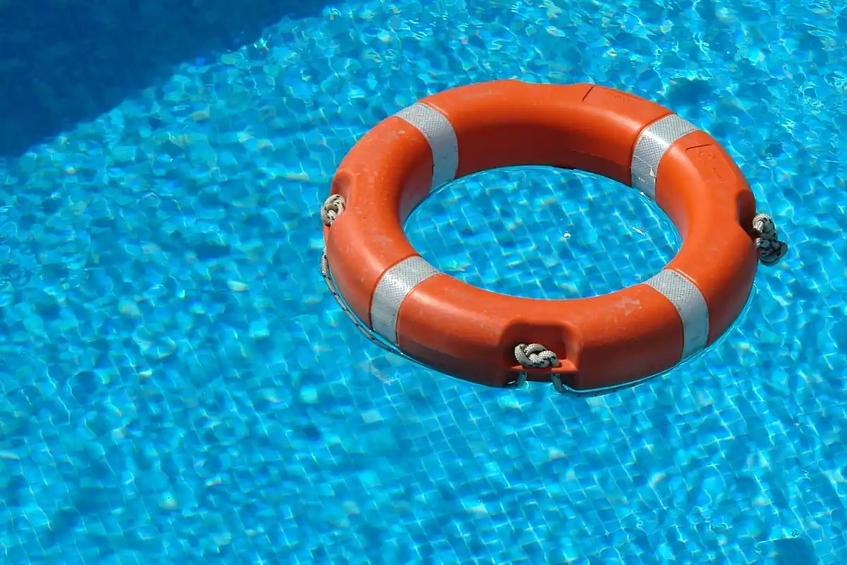 Un flotador salvavidas en una piscina