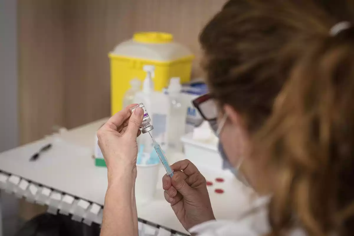 Una enfermera preparando una dosis de la vacuna en Barcelona (24/03/2021).