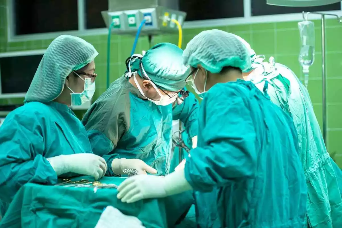 Varios sanitarios llevando a cabo una cirugía