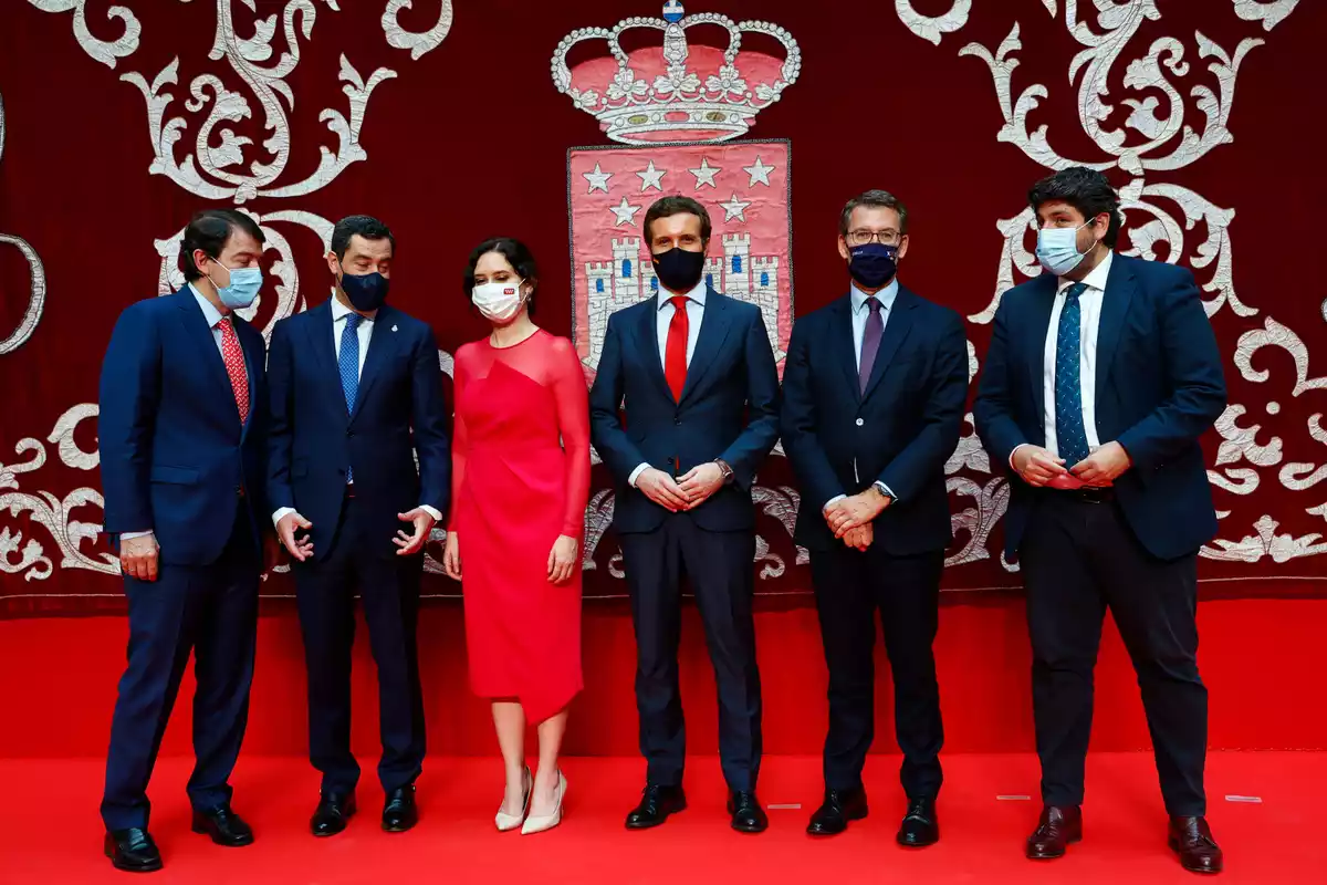 Ayuso, Casado, Feijóo y otros presidentes autonómicos del PP, en la toma de posesión de Ayuso en Madrid (19/06/2021).