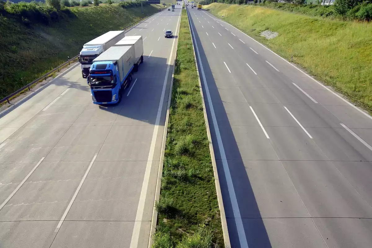 Dos camiones circulan por una autopista