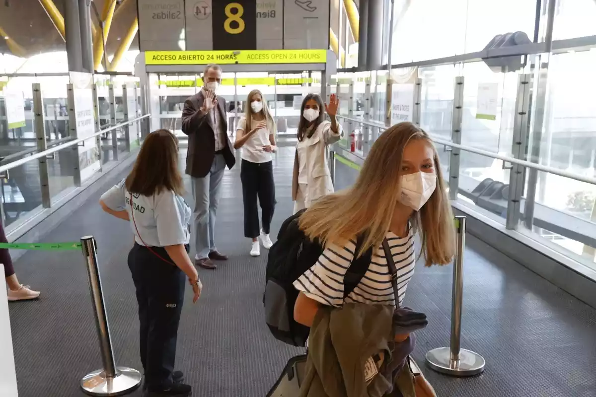 Felipe, Letizia y la infanta Sofia se despiden de Leonor en el aeropuerto con motivo de su nuevo curso escolar, Madrid, 30 Agosto 2021.
