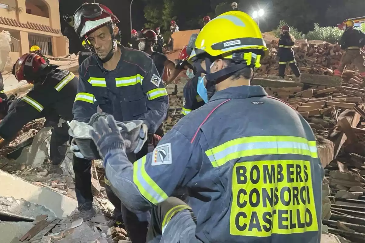 Imagen de los bomberos de Castellón trabajando en el lugar del derrumbe de un edificio en Peñíscola el 25 de agosto de 2021