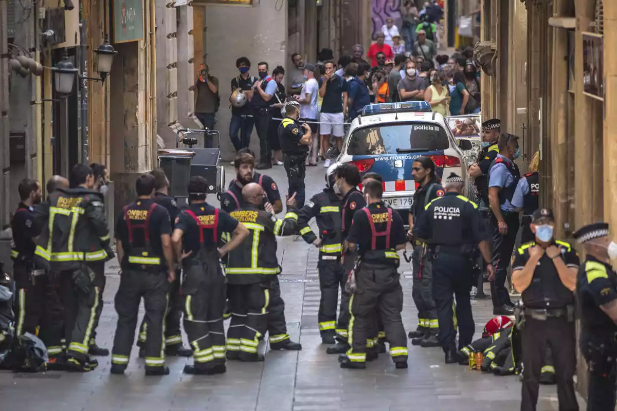 Los Bomberos, los Mossos d'Esquadra y la Guardia Urbana de Barcelona en el incidente del Hotel Petit Palace (16/08/2021).