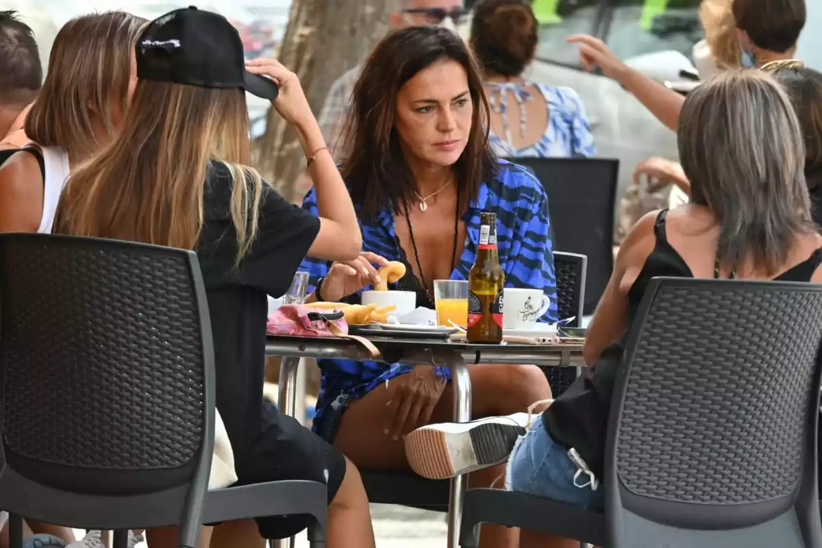 Olga Moreno tomando algo con amigas en una terraza
