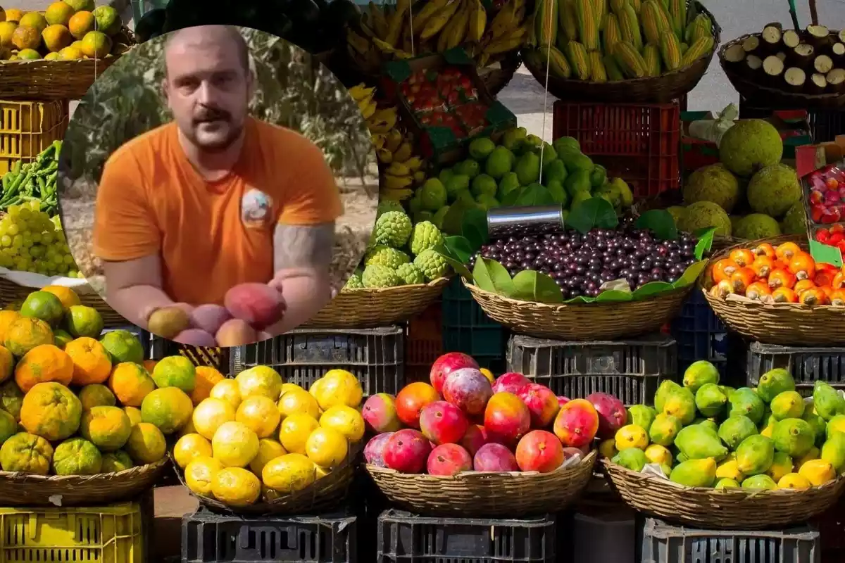 Un agricultor sobre un fondo de frutas en un mercado