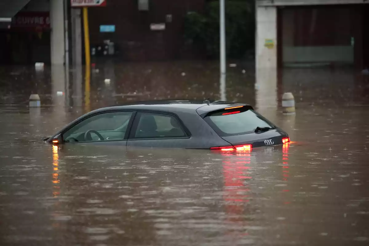 Un coche en mitad de una zona inundada en Lieja, Bélgica,  el 14 de julio del 2021