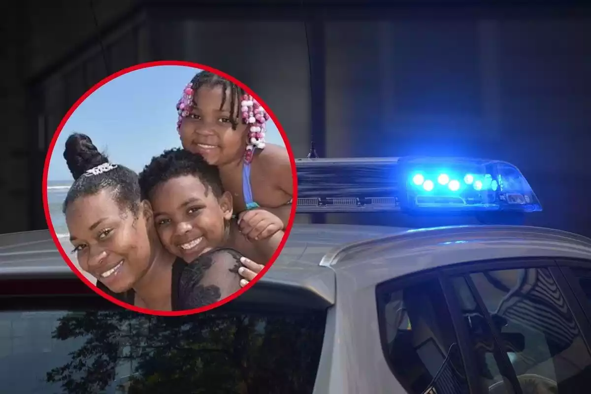 Una madre junto a sus hijos en un montaje con una foto de un coche policial