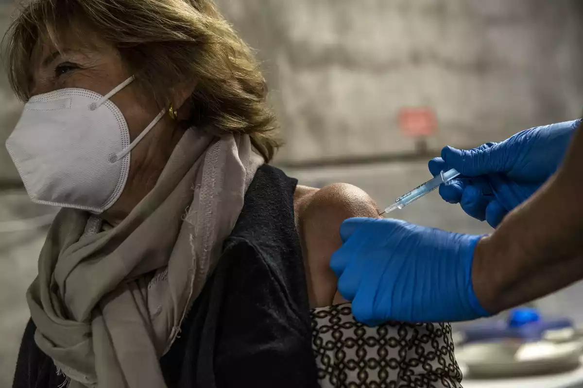Una mujer vacunándose en el Wizink Center de Madrid (09/04/2021).