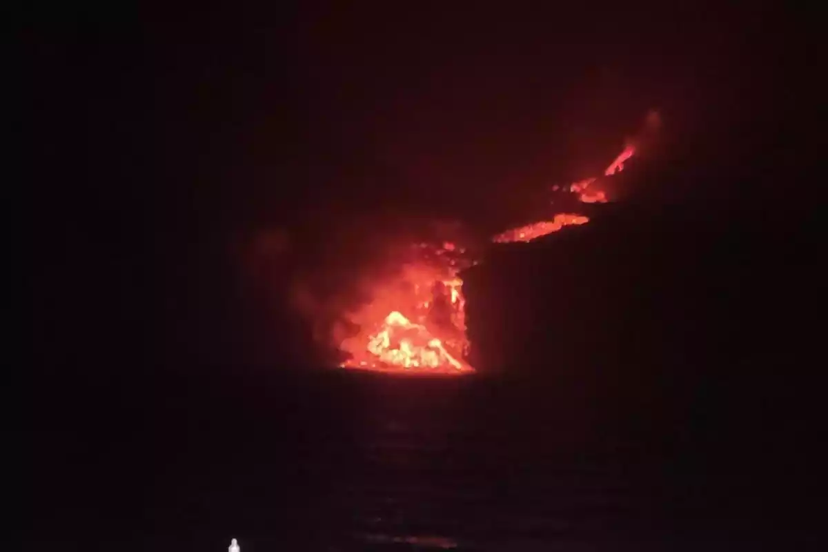 Caída de la lava al mar en La Palma