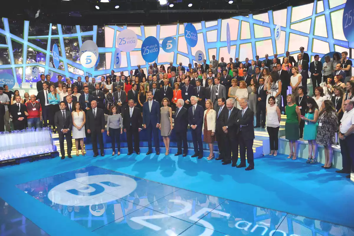 El plató de Telecinco con varias personalidades mediáticas y políticas