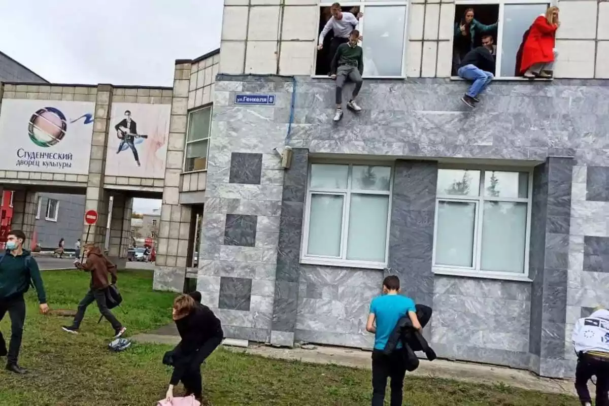 Estudiantes saltando por la ventana en la Universidad Estatal de Perm