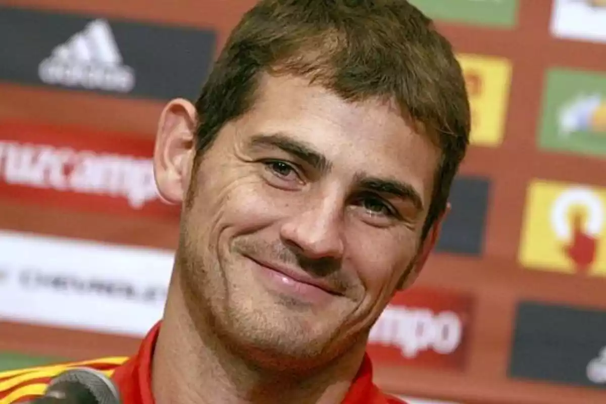 Iker Casillas en una rueda de prensa con la selección española antes de injertarse pelo en 2012