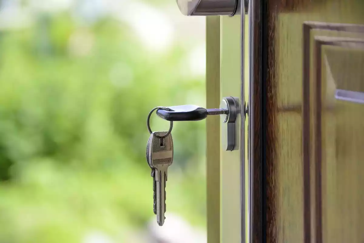 Imagen de la puerta de una casa con unas llaves puestas