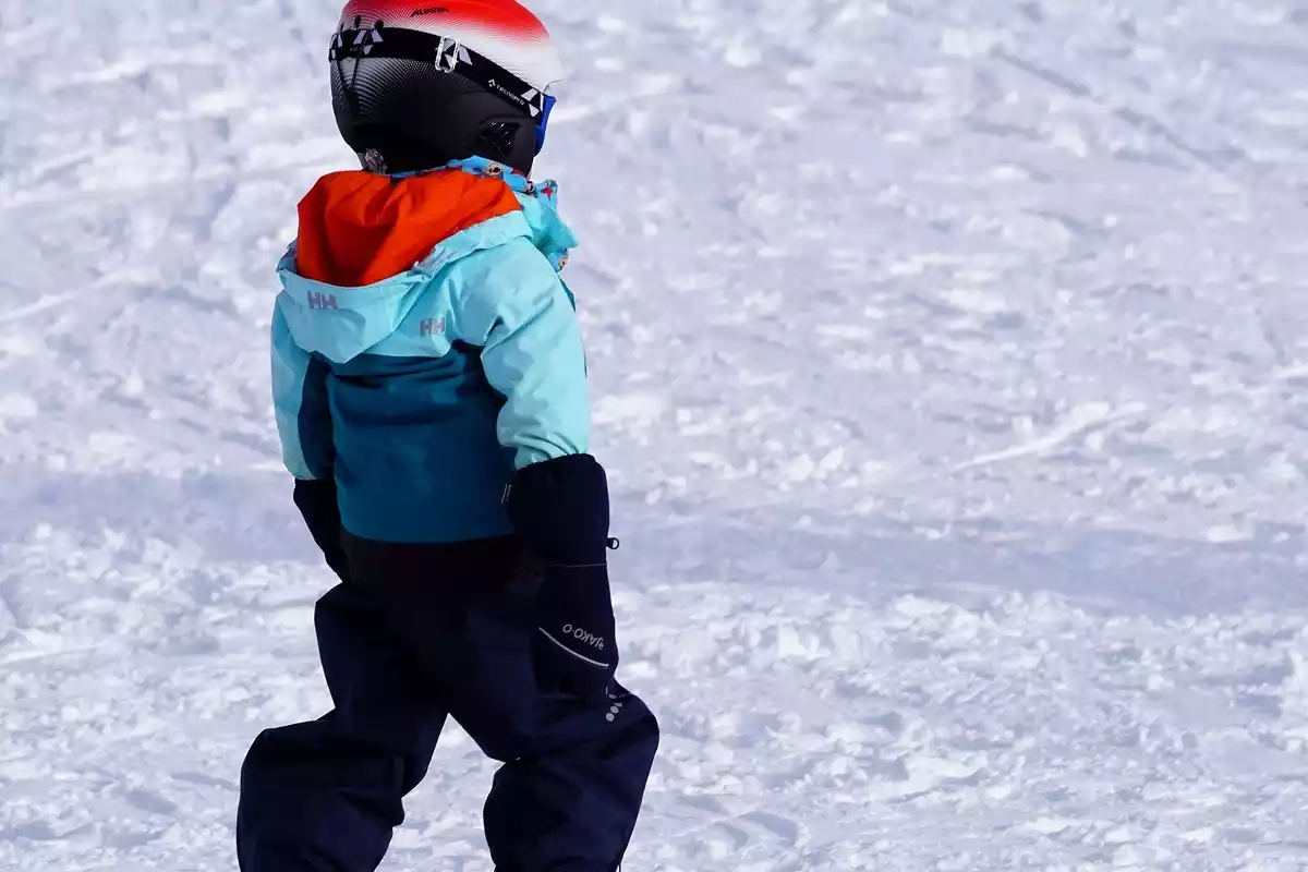Imagen de un niño esquiando en la nieve