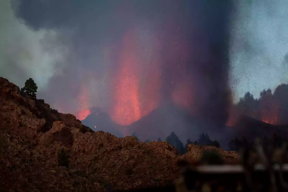 Imagen del volcán sacando lava y ceniza en La Palma