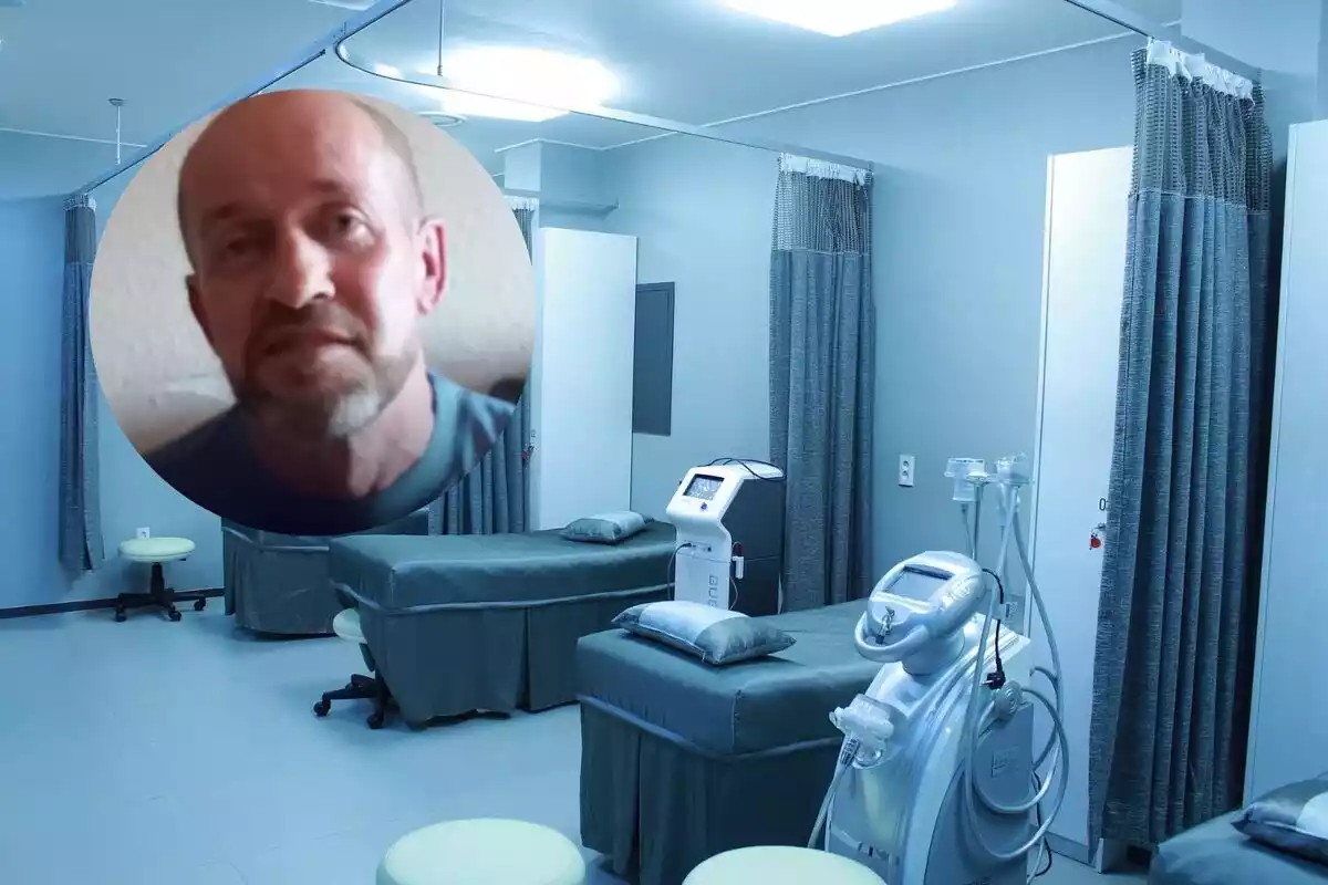 Javier, enfermo de ELA, en un montaje con un hospital de fondo